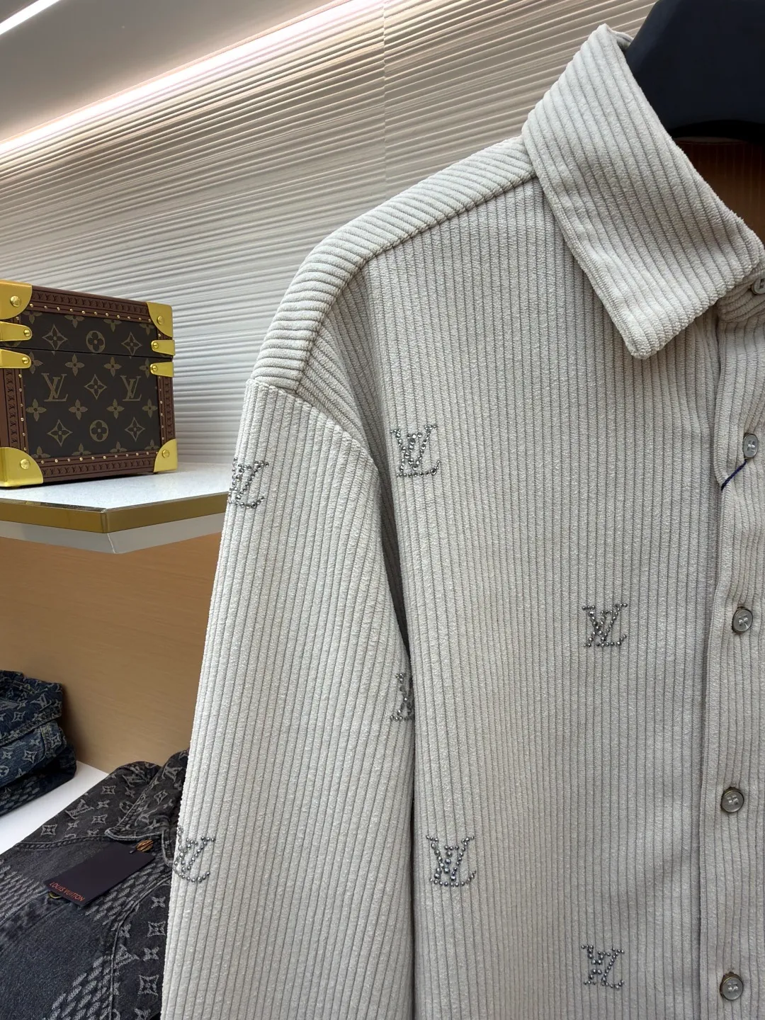 LOUIS VUITTON color corduroy hot-drilled shirt ●Original version: purchased and developed by 18158 ●Item number: 1681096-B05 ●Fabric: corduroy fabric ●Technology: hot-drilled production ●Version: fitted version ●Weight: about 605 grams ●Size: S-M-L-XL ●Description: The original version was purchased and developed. The fabric is made of 260g plain weave fine corduroy, and imported cotton is custom-woven and dyed 95 cotton 5 nylon. This model uses a German machine edge and overlock sewing machine, and adopts a front snap fastening design. After the fabric density is in place, it has a full drape. The entire garment uses high-quality imported Australian diamonds, which sparkle when reflected. Each piece of artificial hot-drilling is hot-pressed twice separately to make it firmly adhere to the surface. It is extremely troublesome to open the mold for hardware accessories buttons. The overall wiring is straight and delicate, the fabric is comfortable and soft, and the color is consistent without color difference. It can be matched with the same style to create a fashionable look and control various occasions. Customized accessories, complete with three standards, same style for men and women!
